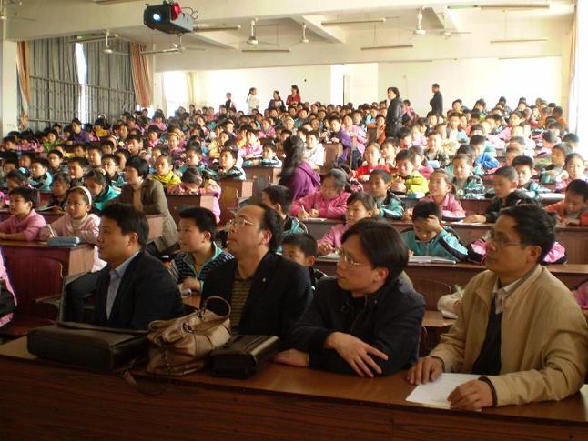 认真听科普讲座。1.jpg