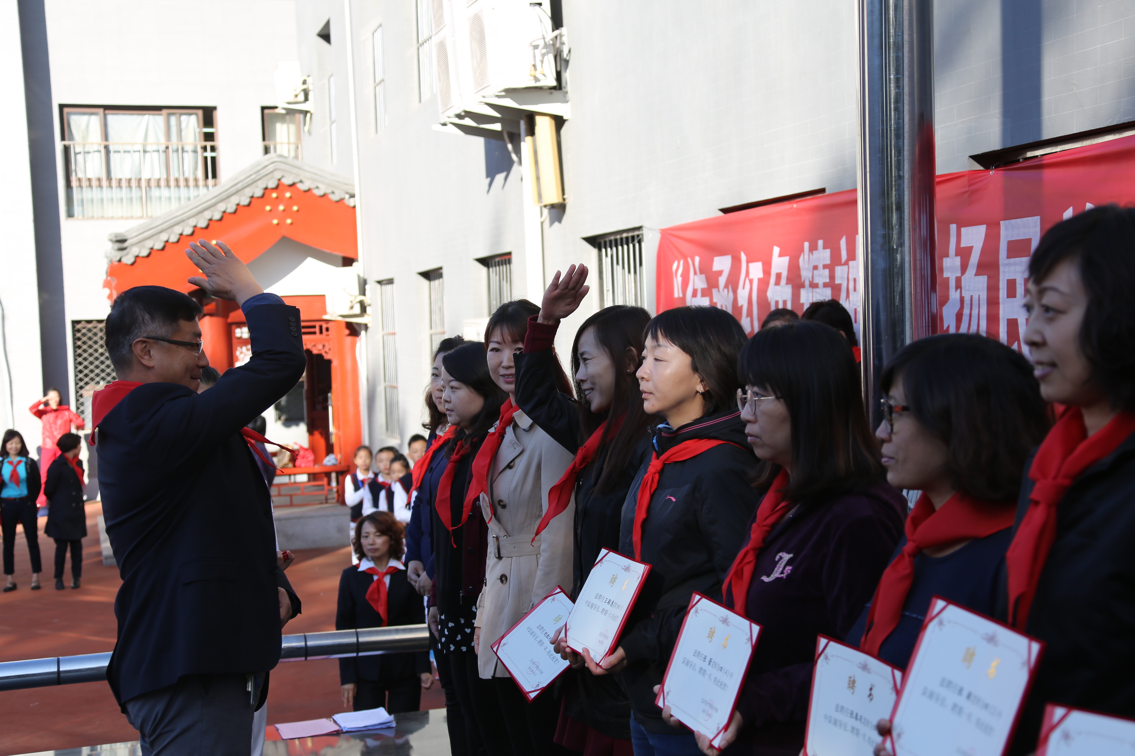 北京育才学校党委齐建军书记为四年级辅导员颁发聘书13.JPG