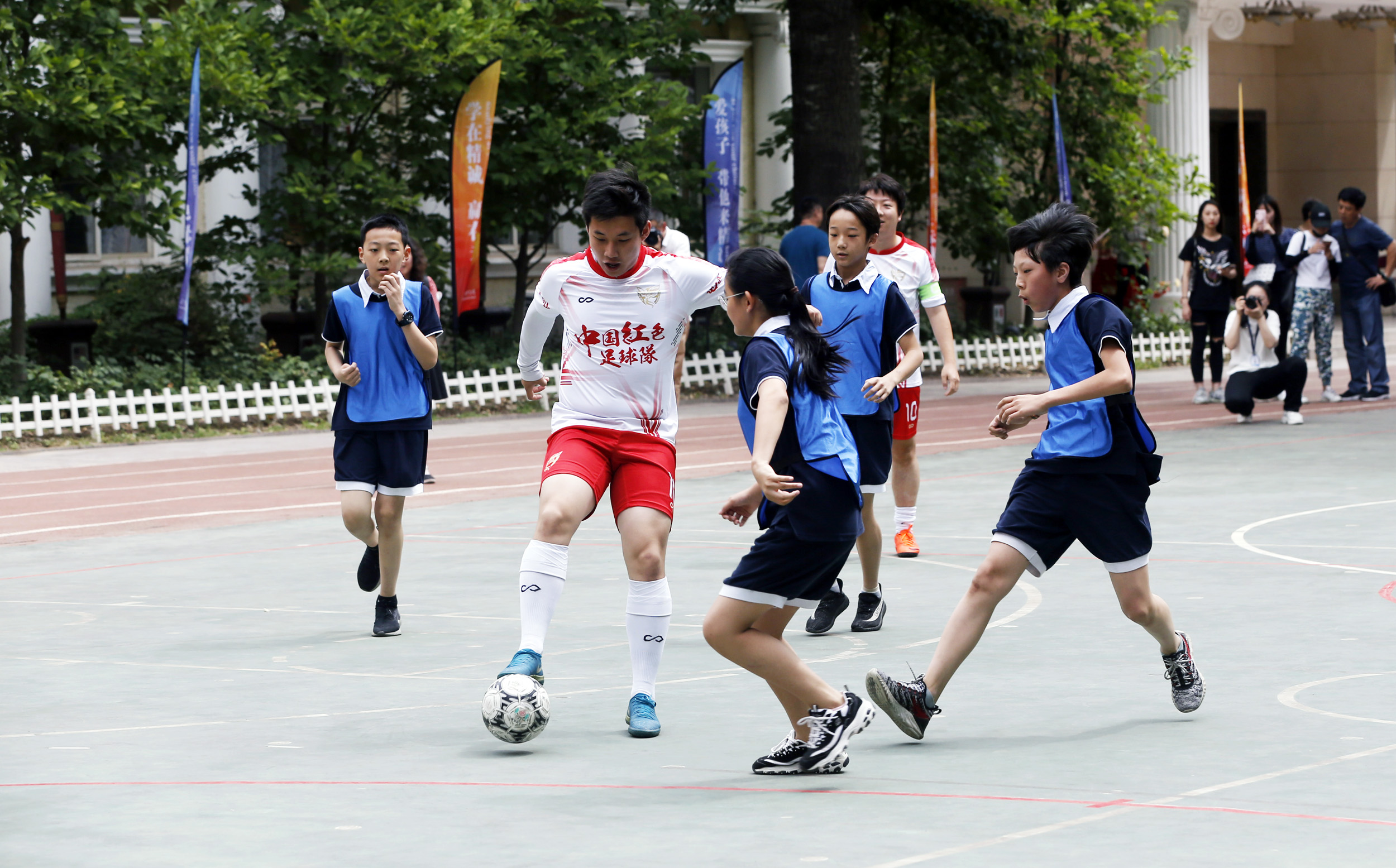 周良20190605-02红色足球队在与小学生进行足球友谊赛.JPG