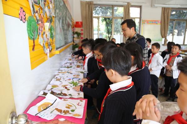 在游学亲子活动中,家长们踊跃配合,带领和孩子们一起走进大自然的同时捡拾各种树叶,回来后共同制作手工。作品展现了无限的创意。他们通过树叶添画、剪贴、装饰等多种形式,粘贴出了一幅幅美丽的图画。简单的落叶变成了一些耳熟能详的小动物、花朵绽放、鱼儿戏水、蜻蜓点水……让孩子们尽情演绎了秋天的童话。树叶拼贴画的材料来自于大自然,孩子们乐此不彼,他们在与家长共同制作树叶作品过程中,不知不觉中认识了很多的树叶,增长了相关的知识。活动的开展有利于培养孩子的审美能力和家长的合作能力,帮助孩子从小树