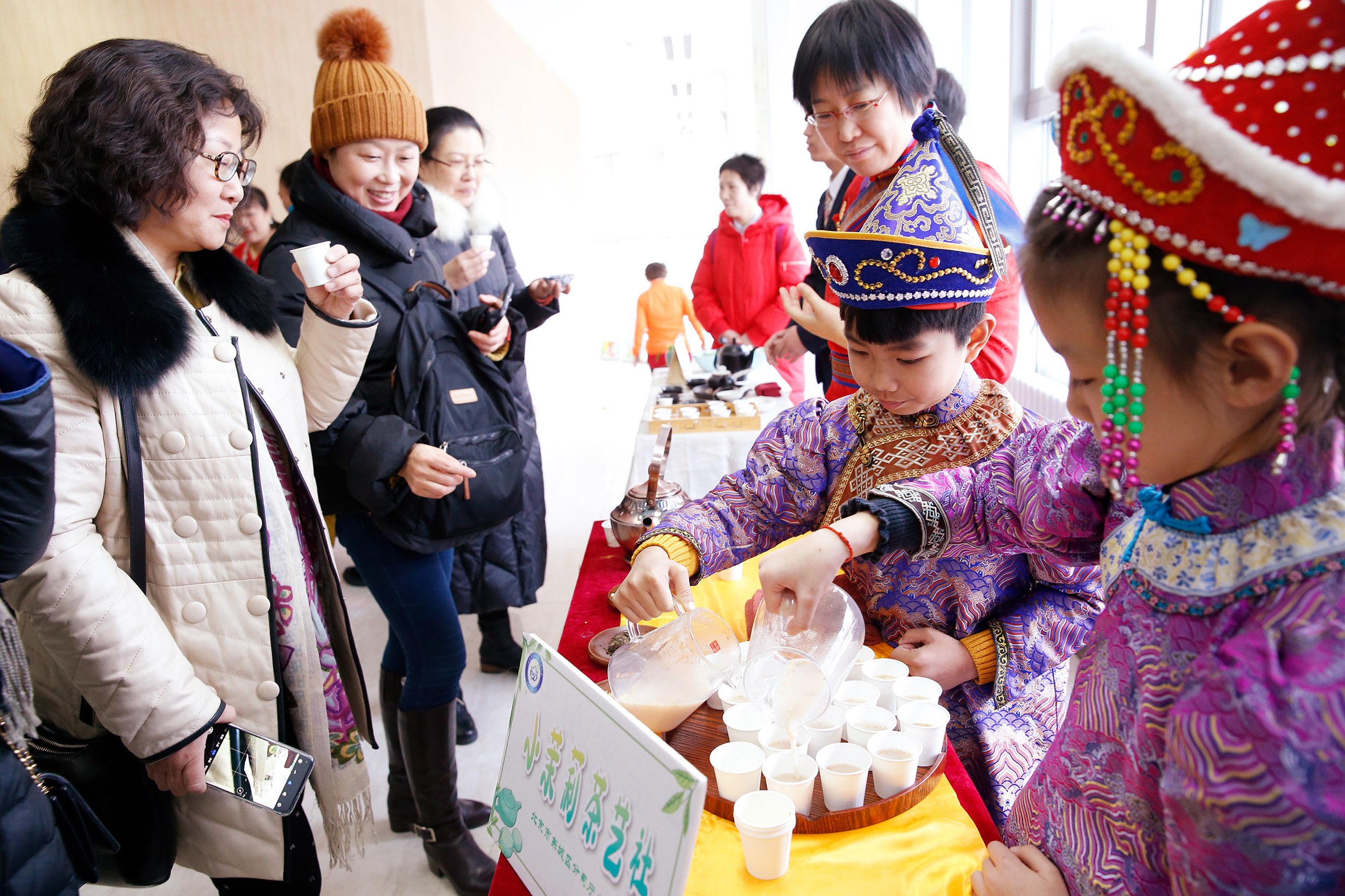 周良20191225-04小学生在进行茶艺展示.JPG
