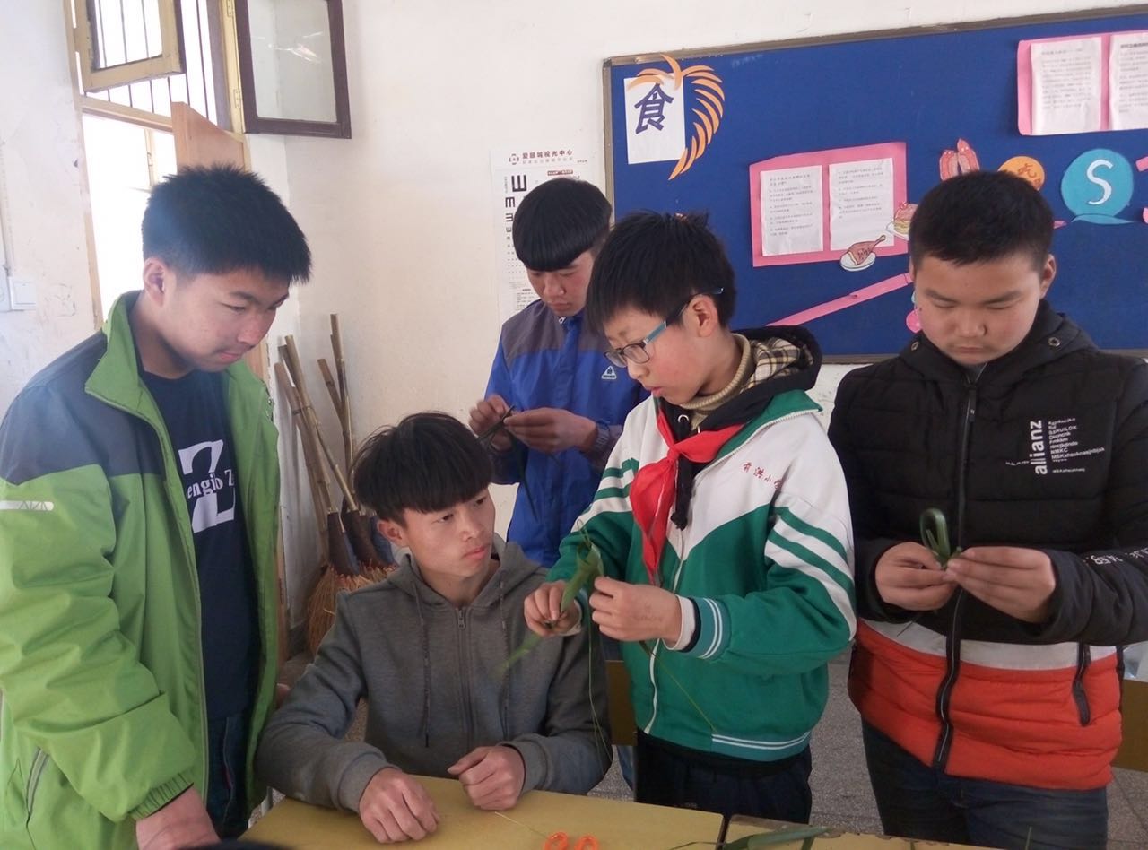 活动中,前洪小学的学生们融入到聋哑孩子们中,有的用简单手语或者请手语老师翻译与聋哑儿童交流,了解他们的内心世界,有的以书写的方式与他们进行互动,有的还教他们学习草编手工艺术。在交流过程中,聋哑学校的孩子们也表达出对大哥哥大姐姐们的感激之情,希望能经常来学校看望他们。心与心的沟通,拉近他们彼此之间的距离。爱的暖流,在校园中涌动。