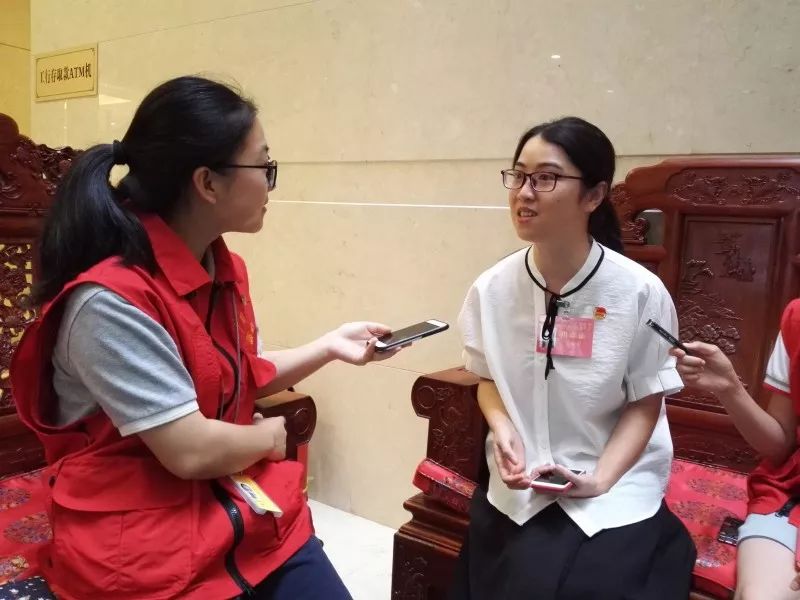 郑丽平:一个是表明你已经到过海底了,另一个是队友在表示祝福.