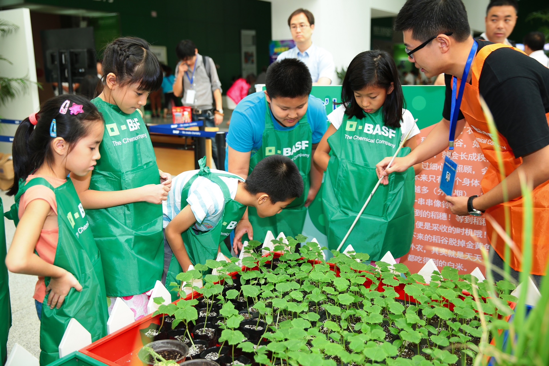 孩子们在巴斯夫“小小化学家”活动上体会乐趣,了解化学在食品可持续发展中发挥的重要作用。 (2).JPG