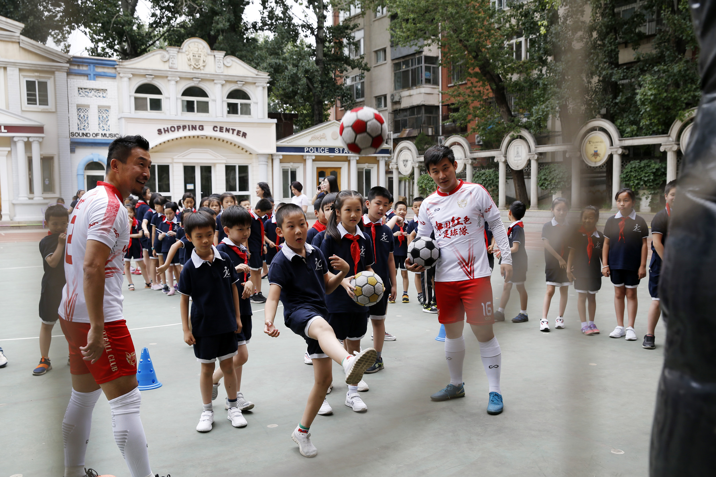 周良20190605-020红色足球队在指导小学生进行足球训练.JPG