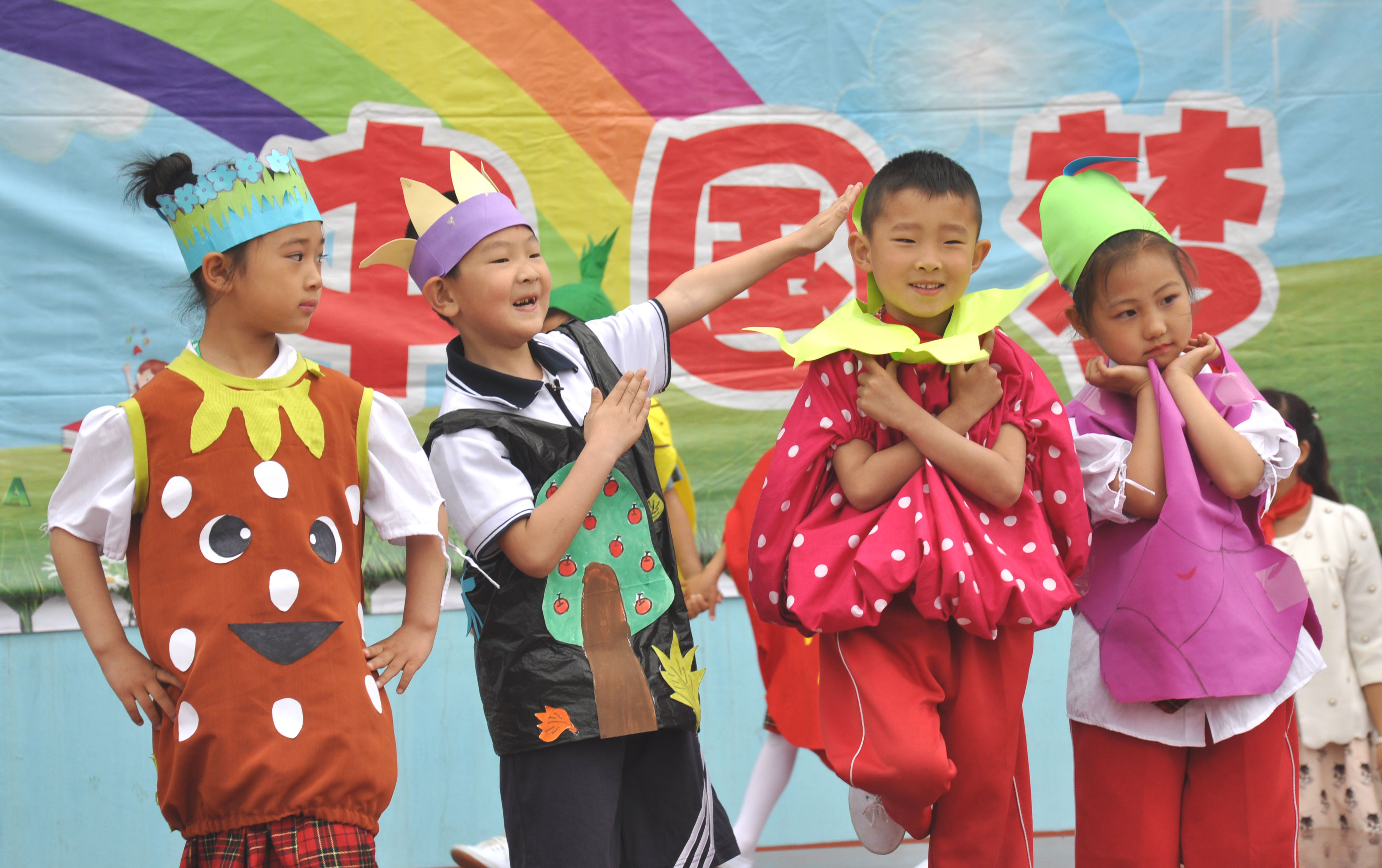 2015年5月29日,河北秦皇岛市海港区新生路小学隆重举行“红领巾相约中国梦,争当时代小主人”主题队日活动,孩子们用自己的方式庆祝“六一”儿童节。看看吧,同学们积极主动参与,人人都是演员,台上台下都是舞台,人人都是主角。歌舞《我的中国梦》,畅想祖国美好未来,描绘童年美好梦想;《弟子规》《百家姓》等国学经典在同学们的情景表演中得到升华,弘扬中华优秀传统文化,传承中华美德;相声《秀中华》既风趣幽默,又文雅大方,让中华情在孩子们心中传递,誓言做中华好儿女,当好小主