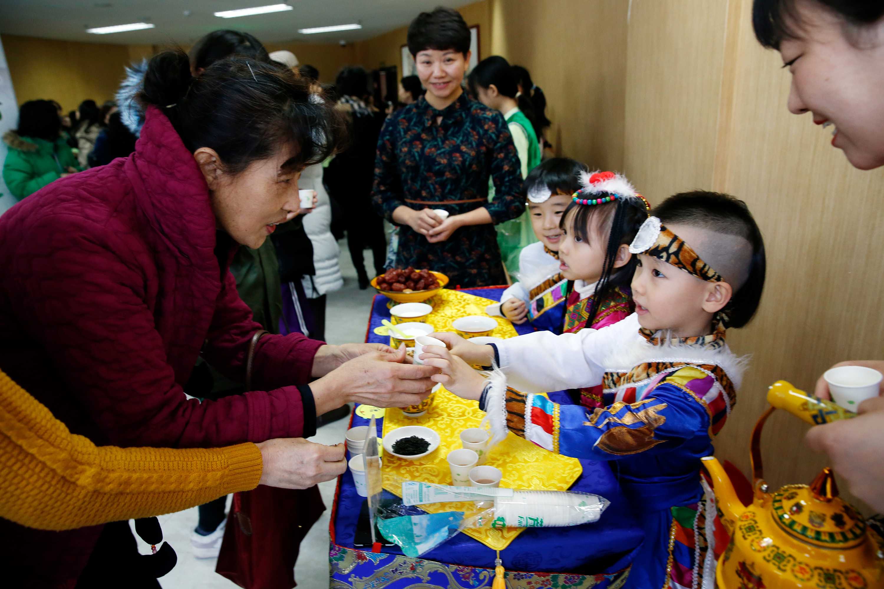 周良20191225-06小学生在进行茶艺展示.JPG