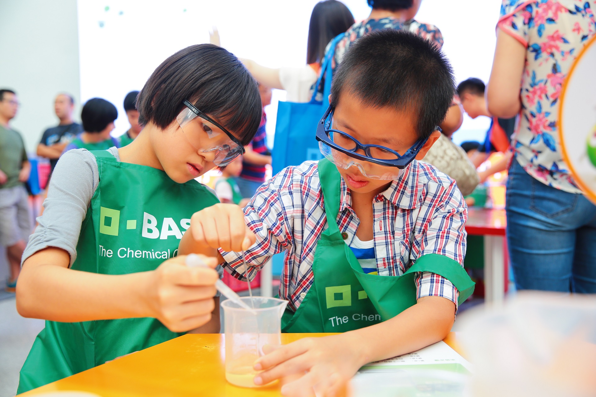 孩子们在巴斯夫“小小化学家”活动上体会乐趣,了解化学在食品可持续发展中发挥的重要作用。 (1).JPG