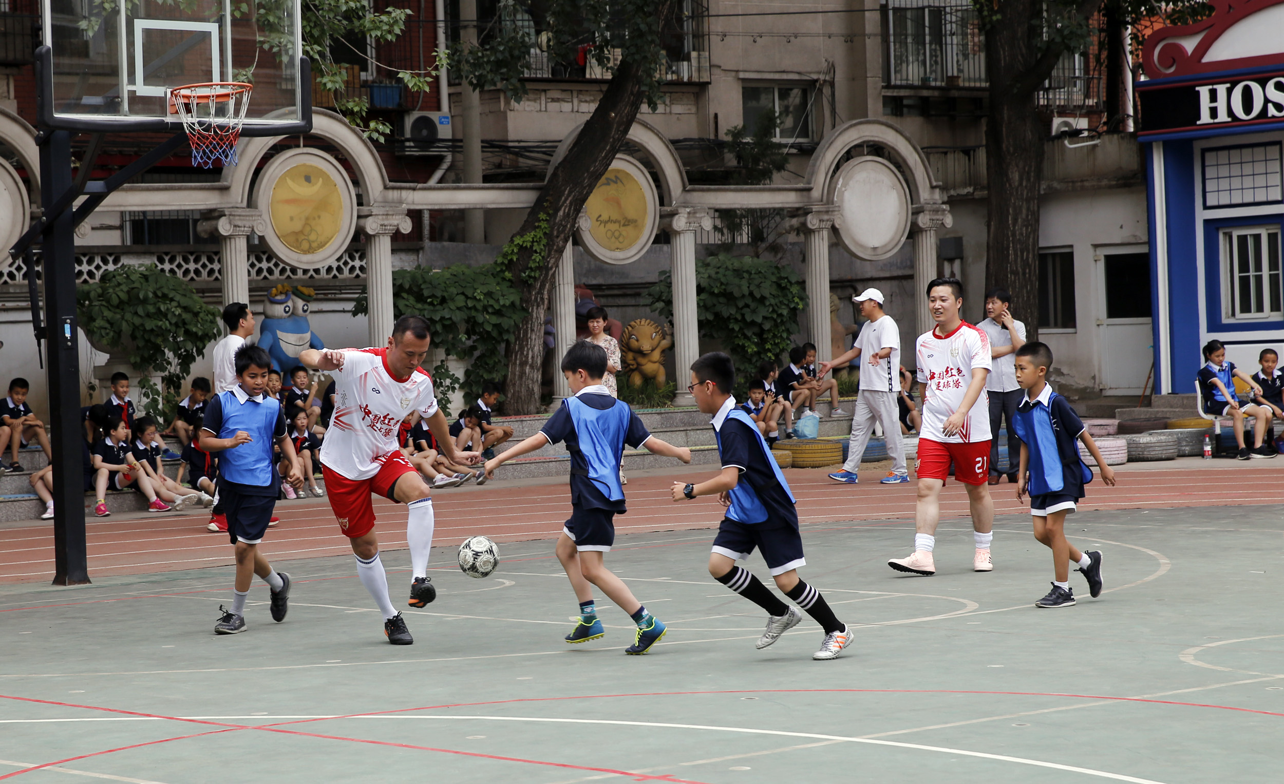 周良20190605-04红色足球队在与小学生进行足球友谊赛.JPG