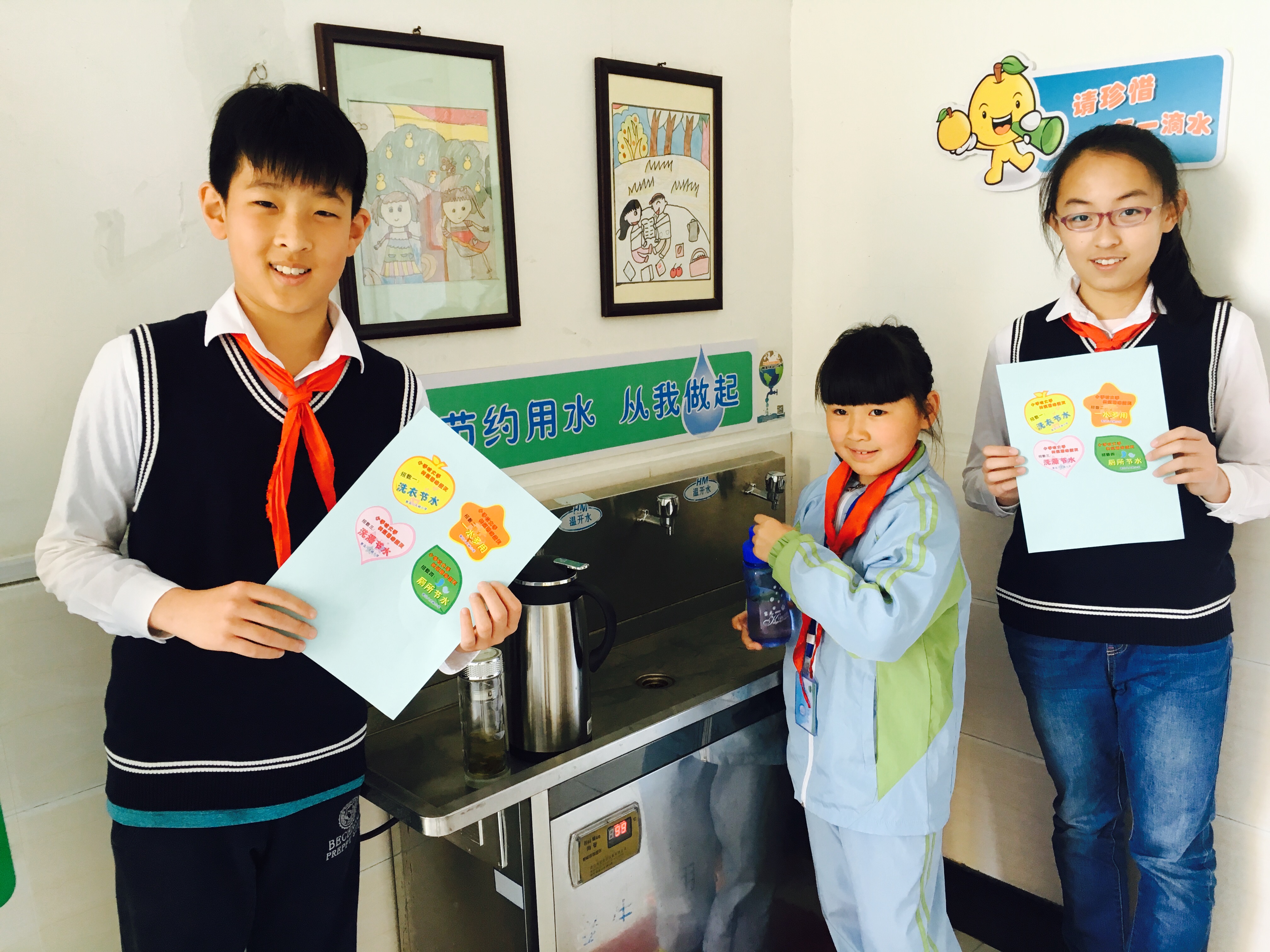 课间,学校的小小节水宣传员们,在校内楼梯走道、卫生间、食堂、洗手池、开水间等地张贴标语,利用红领巾广播的时间对全校师生进行节水宣传。午休时间,大队辅导员尚老师带领十二名少先队员走进社区,把校园节水宣传活动带到社会,带到每个家庭。同学们向叔叔阿姨、爷爷奶奶们讲述节水小知识,社区里的长辈们纷纷竖起了大拇指,有的爷爷奶奶还亲切的与同学们交流他们在家里是如何“省水”的,一位奶奶告诉少先队员,年轻人以为老人们节约水是怕花钱,其实节水是为了将水资源延续下去,每一滴水都事关我们生存的环境。