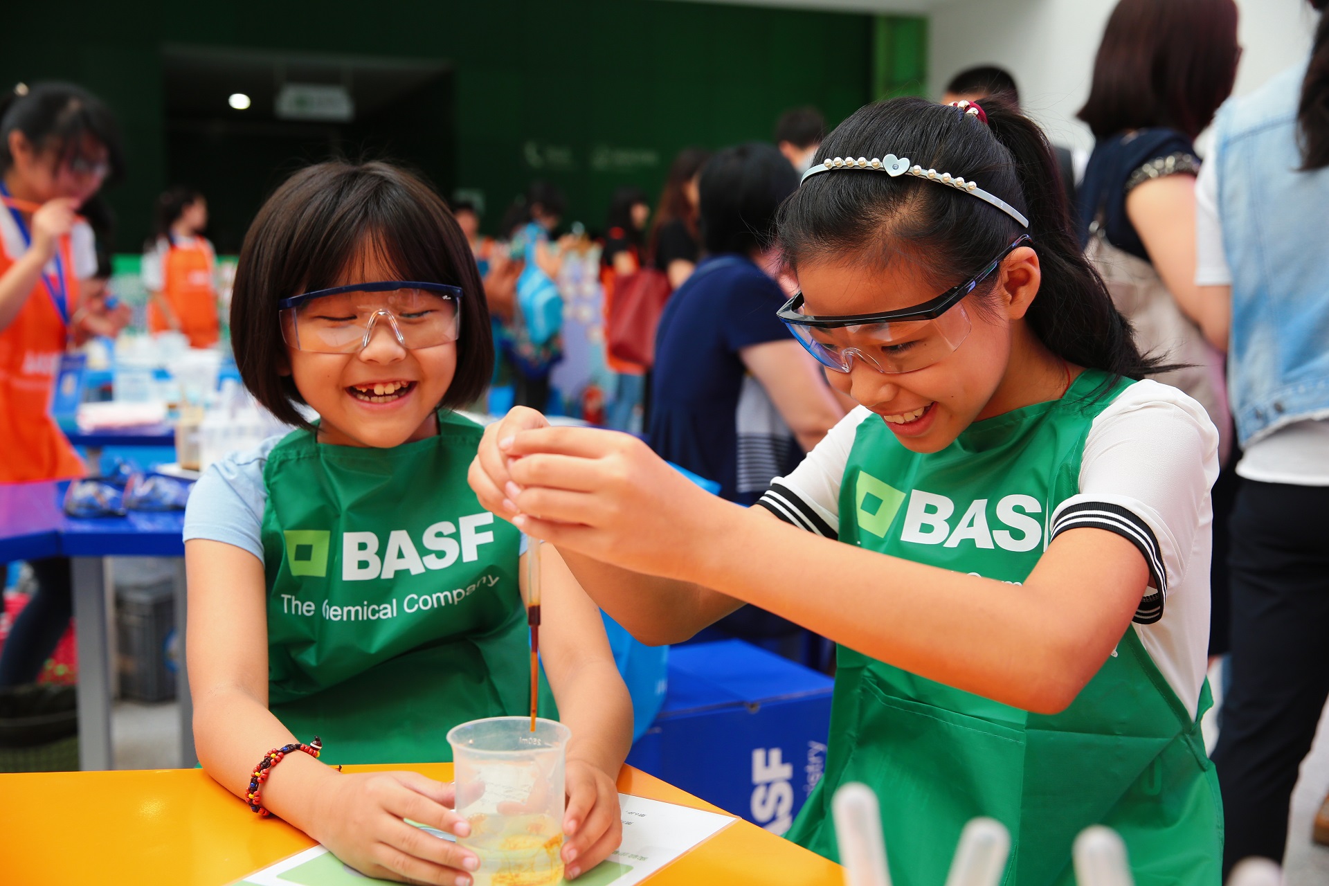 孩子们在巴斯夫“小小化学家”活动上体会乐趣,了解化学在食品可持续发展中发挥的重要作用。 (3).JPG