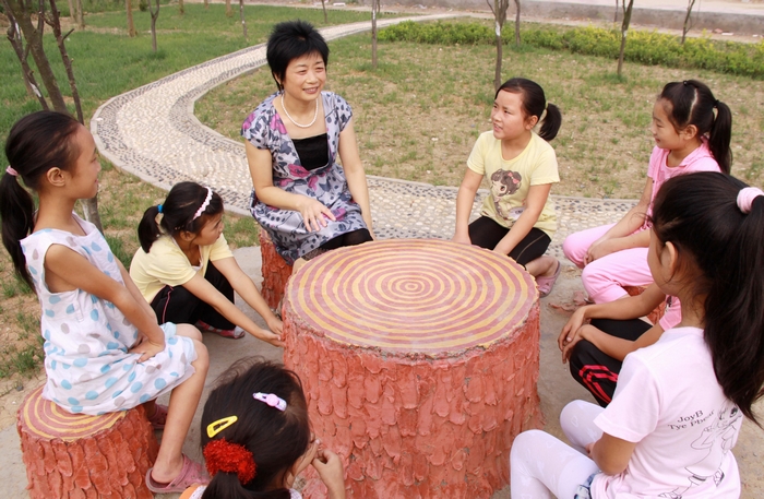 和学生开心交谈.jpg