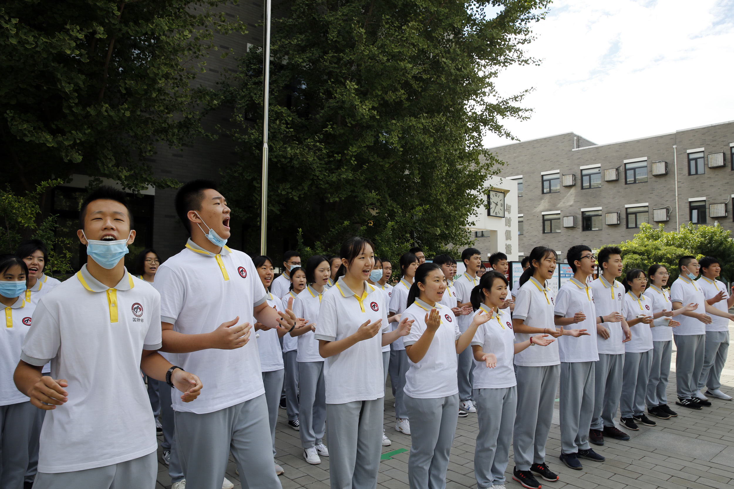 图文中学生快闪一曲献给教师节