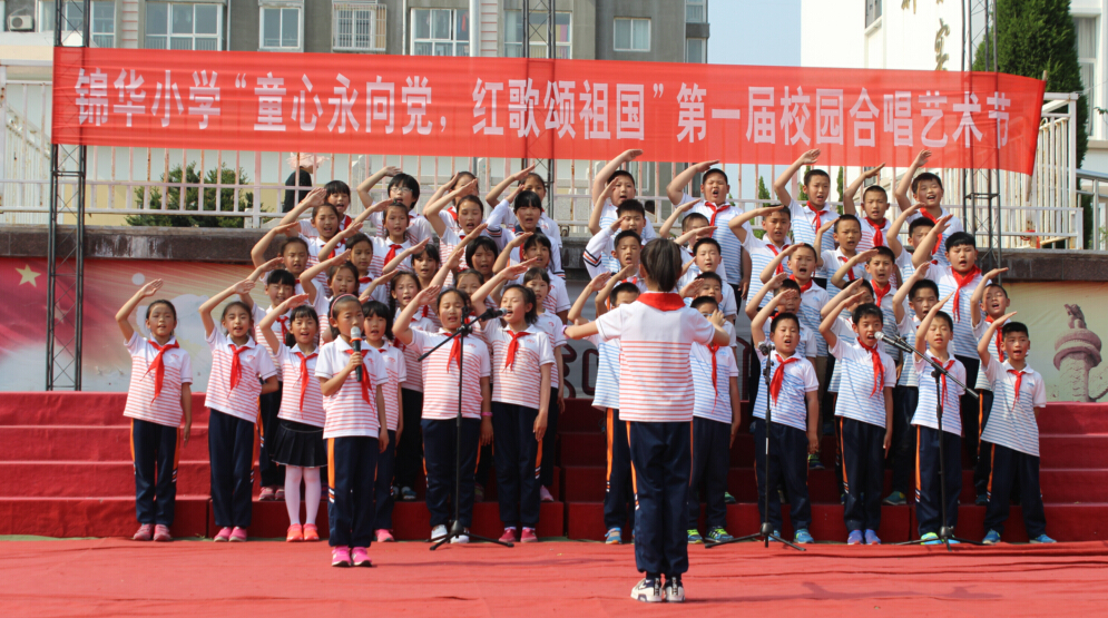 身着整洁统一的服装,放声歌唱《中华小儿郎》《中华好儿孙》《红星歌