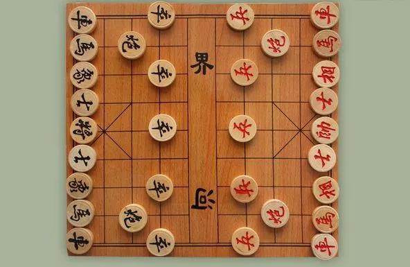 "士"是将帅的贴身保镖,寸步不离的;象棋棋子里的"士"和"卒"最能说明