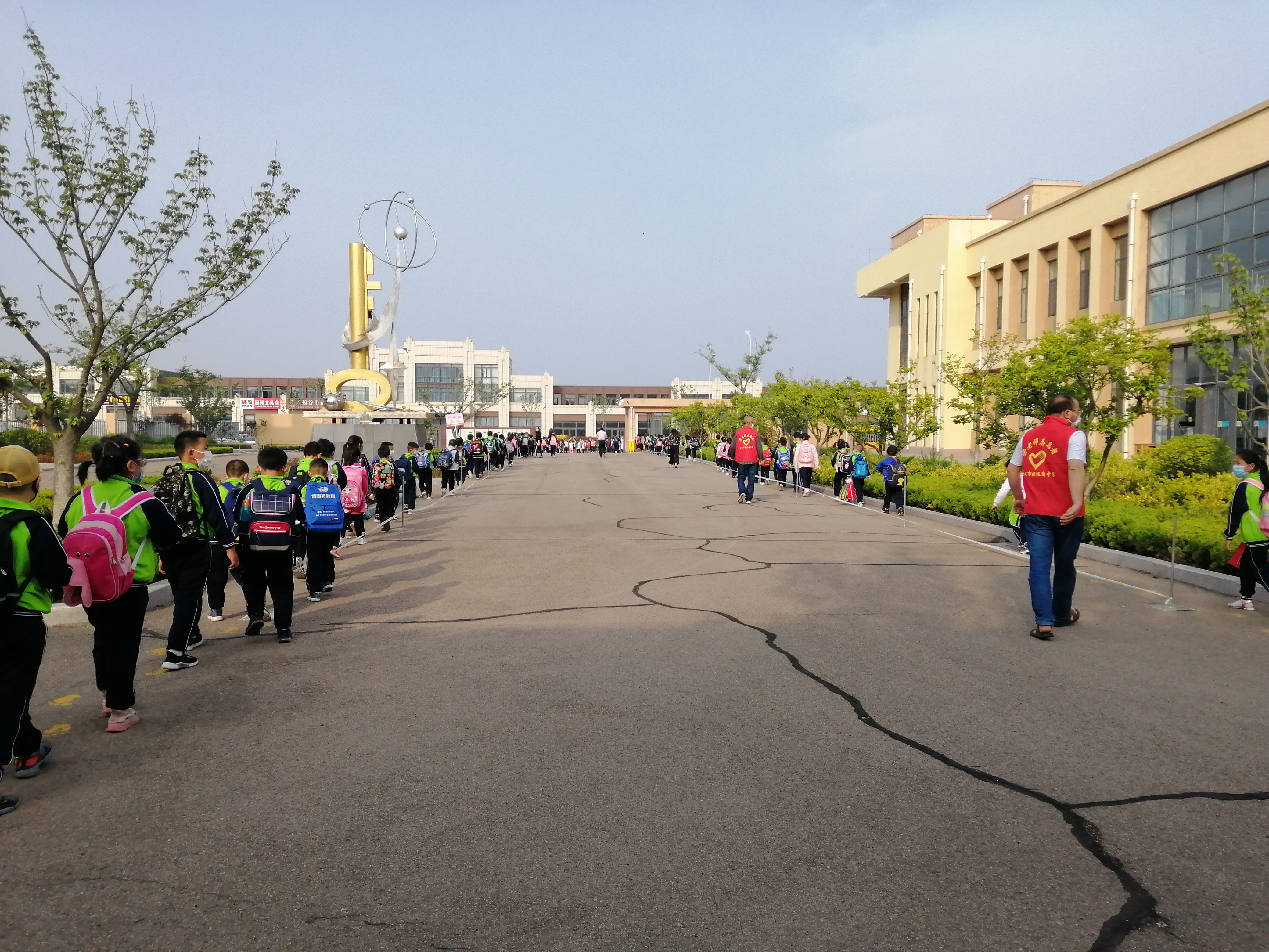 近日,山东省荣成市好运角小学开展了"创建文明校园助推文明城市"活动