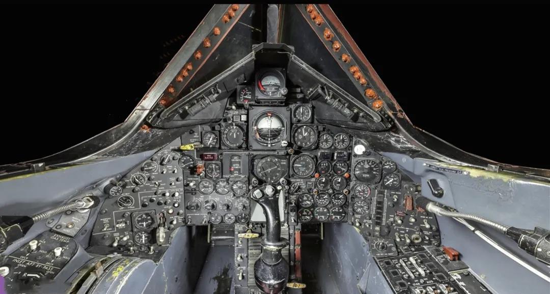 黑鸟的前座舱它总是能成功摆脱攻击,全身而退.