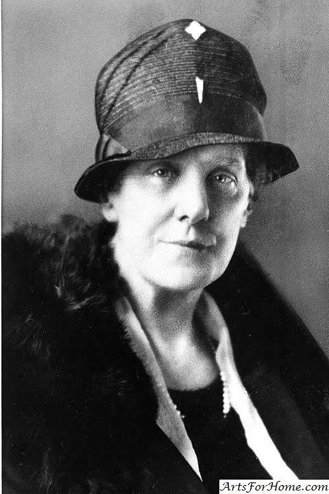 每年五月的第二个星期日是母亲节,这一节日由美国人安娜·贾维斯女士