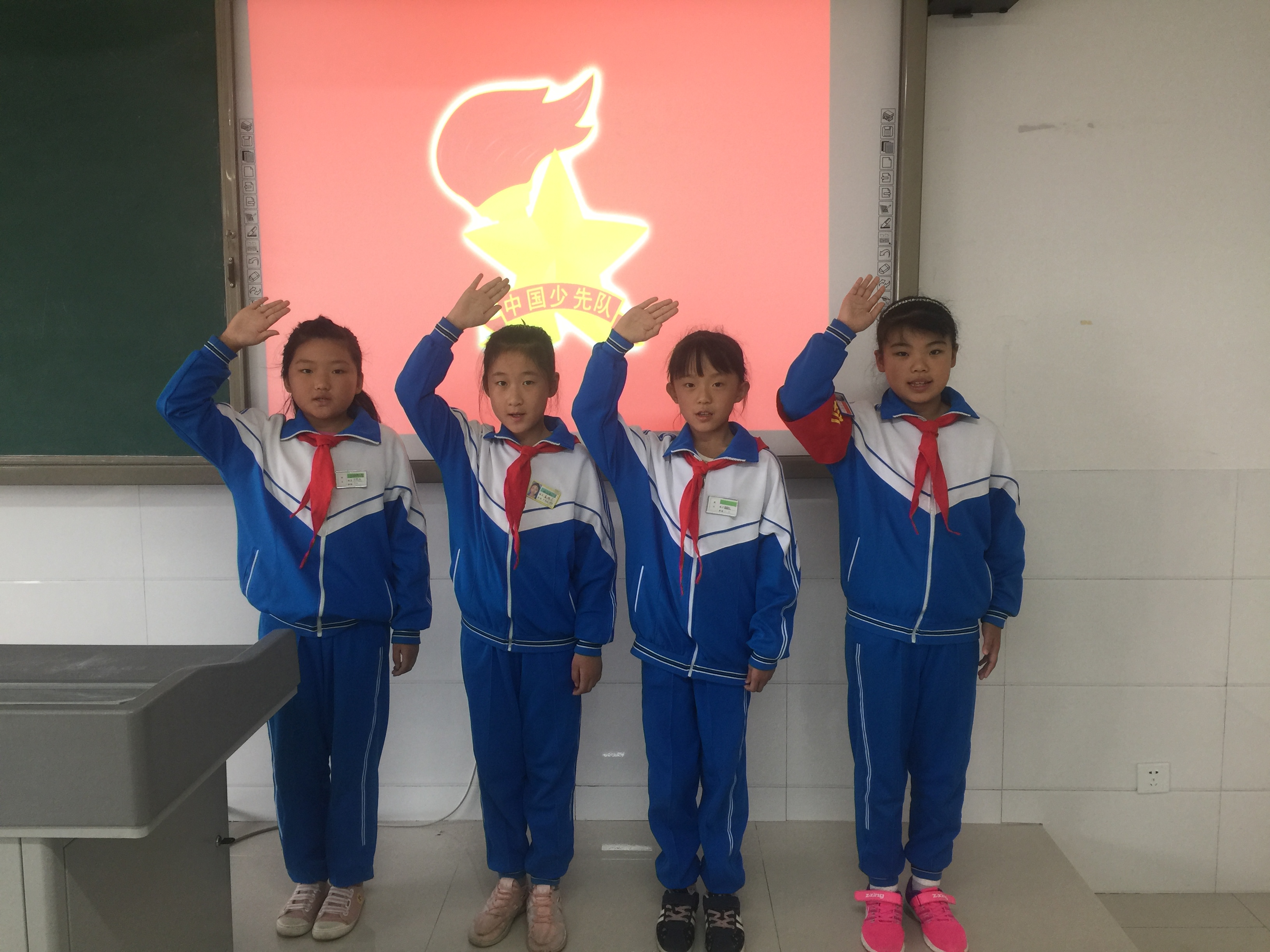 感和自豪感,山东荣成市好运角小学以建队纪念日为契机开展了"光荣啊