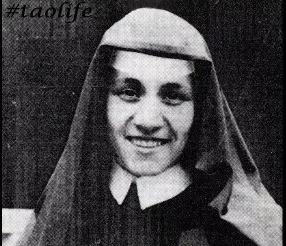 特蕾莎嬷嬷1910年8月27日出生在前南斯拉夫的斯科普里一个阿尔巴尼亚