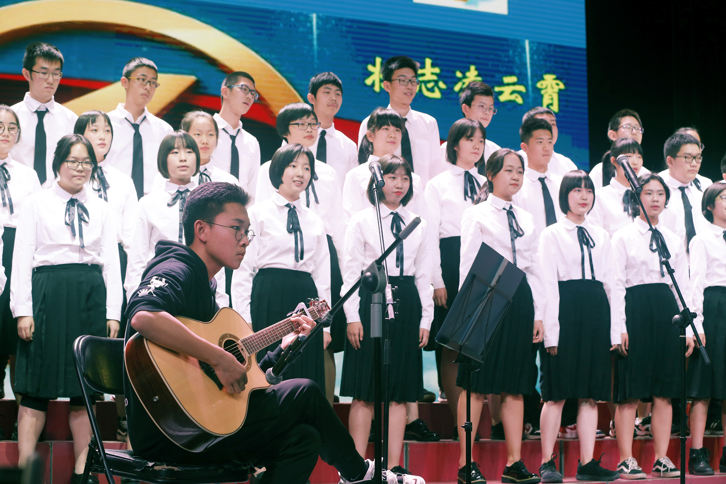 周良20181229-02北京五中高一学生在进行合唱表演.jpg