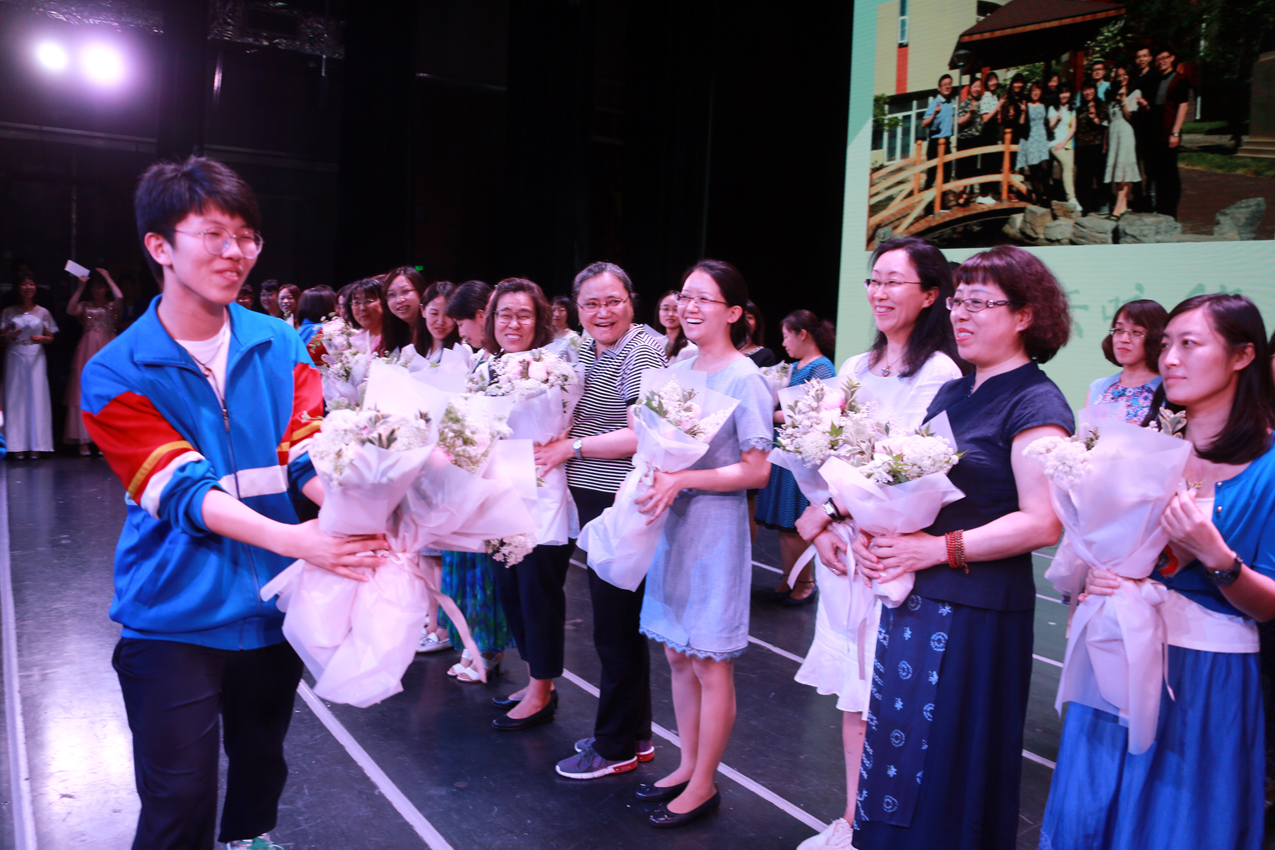 周良20190619-06北京五中高三学生在毕业典礼上向老师献花感谢师恩.